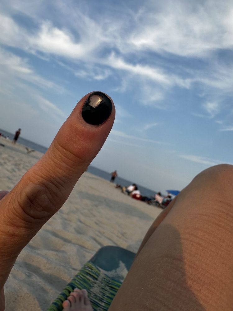 L A Nails Logo