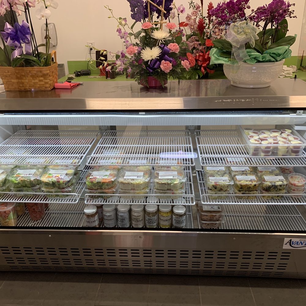Von's Chicken - Kahului - Case with salads and pickles - Chicken Shop Near Me - Kahului, Hawaii