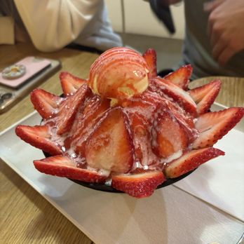 Heybings - Strawberry bingsoo - Desserts Near Me - Costa Mesa, California