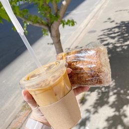 I had a sf vanilla latte w/ cinnamon and honey + almond milk & coffee cake. Both delicious!! I had a sf vanilla latte w/ cinnamon and honey + almond milk & coffee cake. Both delicious!!