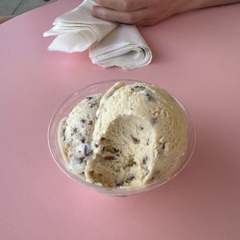 Rhea's Ice Cream - S'mores and Pecan praline - Ice Cream & Frozen Yogurt Near Me - San Marcos, Texas
