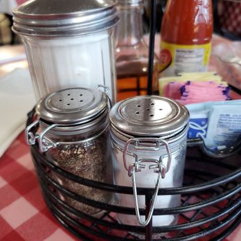 Virginia Diner - Cool salt and pepper shakers - Diners Near Me - Wakefield, Virginia