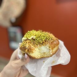 Moe's Doughs Donut Shop - Kunaffe Donut (~$4) - inside view