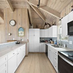 BeachBox Vacation Rentals - The Kitchen was so clean when we checked in!