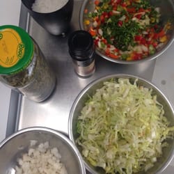 Centro De Nutricion Integral - Preparando todo para el pozole vegano