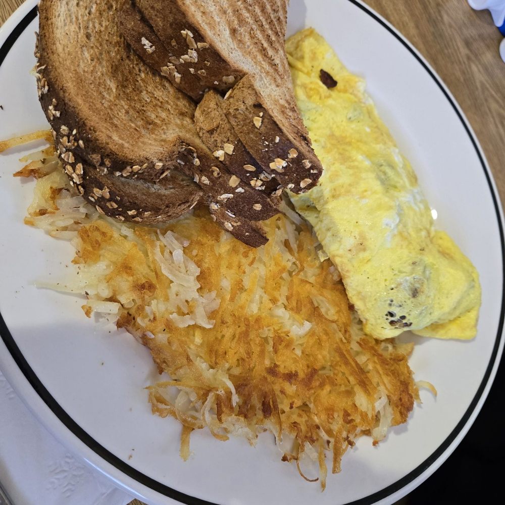 Dublin Skillet Restaurant - Bacon and cheese omelet with wheat toast - Breakfast & Brunch Near Me - Dublin, California