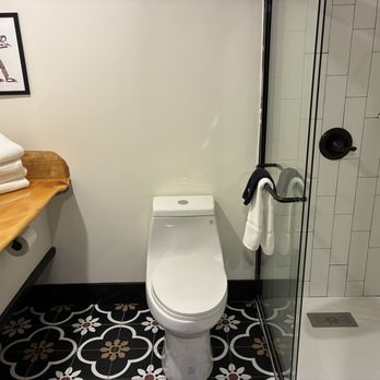 Waterfront on Glacier - Nice bathroom and large shower - Hotels Near Me - Juneau, Alaska