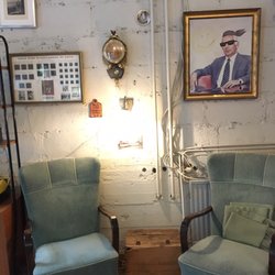 Helsingin Kahvipaahtimo Päiväkahvibaari - Little comfy corner with Karl sitting next to!