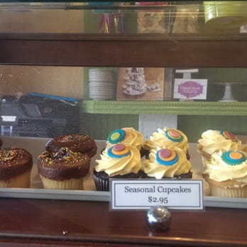 Freeport Bakery - Cake case - Bakeries Near Me - Sacramento, California