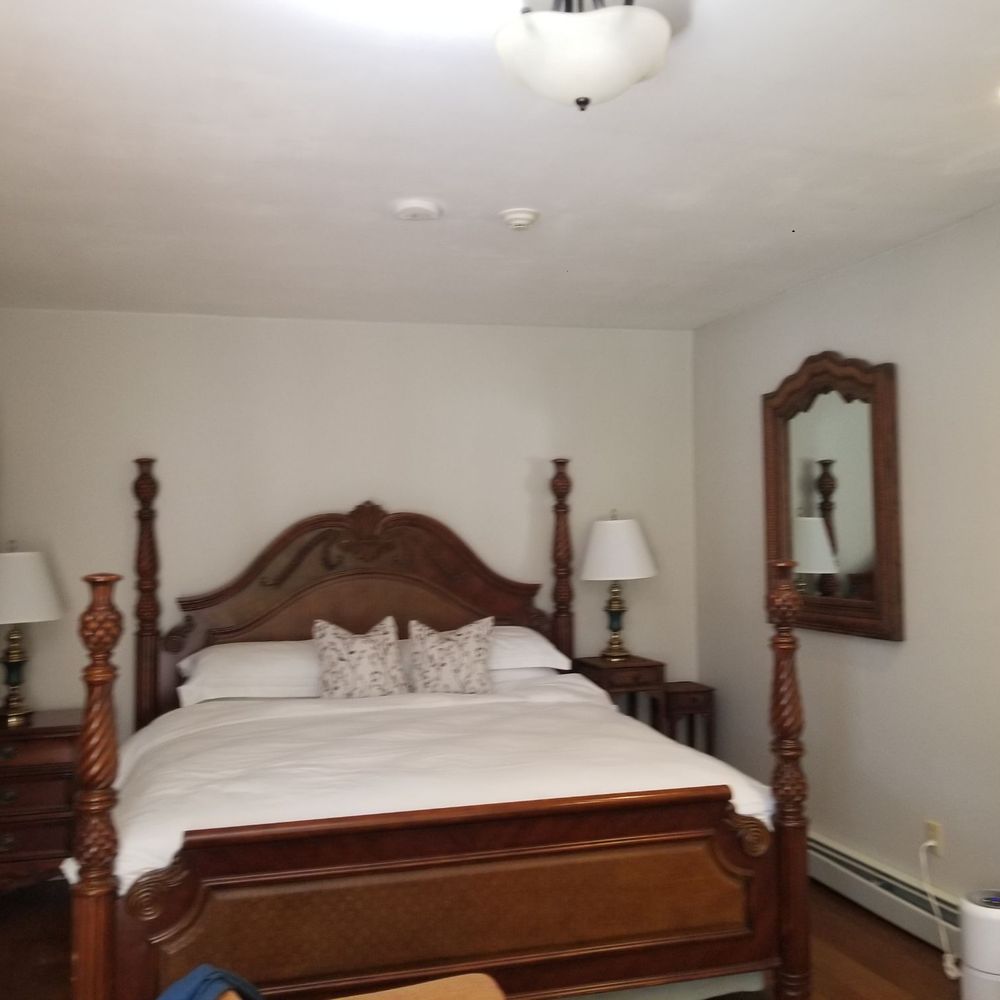 Villa Bed & Breakfast - Comfy bed - Hotels Near Me - Westerly, Rhode Island