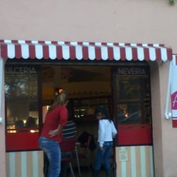 Apolo - Esperando una mesita para entrar al café Apolo