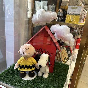 FAO Schwarz - Snoopy - Toy Stores Near Me - New York, New York