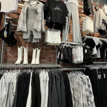 Jeans Warehouse - Women's Clothing Near Me - Honolulu, Hawaii Jeans Warehouse - Women's Clothing Near Me - Honolulu, Hawaii