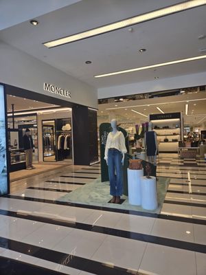 Bloomingdale's by null