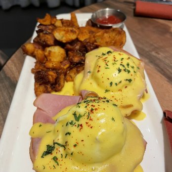 The Corner Office Restaurant + Martini Bar - Eggs Classic Benedict - New American Near Me - Denver, Colorado