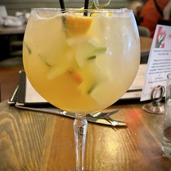 The Ellington - White sangria - American Near Me - New York, New York The Ellington - White sangria - American Near Me - New York, New York