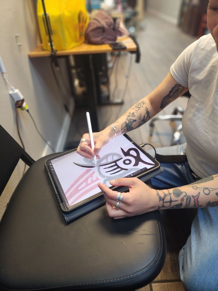 Staytrue Tattoo Parlor Logo