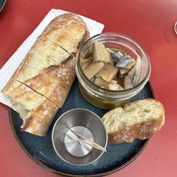 Microbrasserie Tadoussac - Smoked herring and French bread