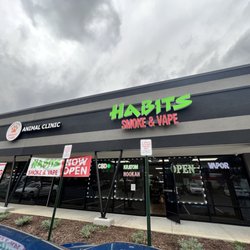 Habits Smoke & Vape - Outside