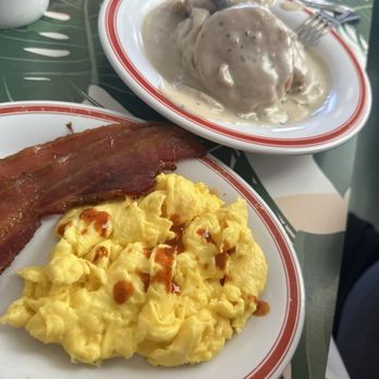 The Liquor Store - biscuit & gravy - Breakfast & Brunch Near Me - Memphis, Tennessee