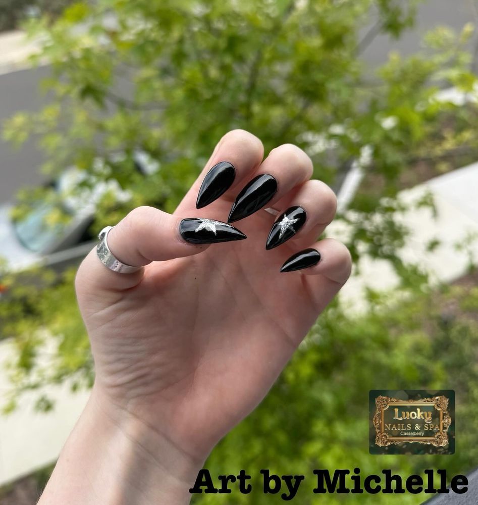 Lucky Nails & Spa Logo