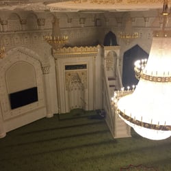 Omar Ibu Khattab Moschee - The main musalla taken from the sisters musalla upstairs.