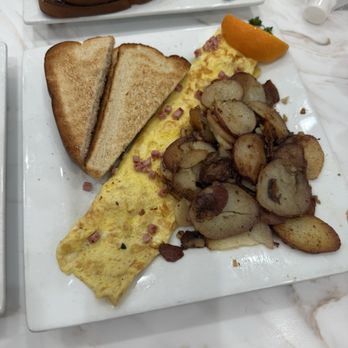 Keke's Breakfast Cafe - Diced ham and white cheddar omelette .. they're potato's on the side - Breakfast & Brunch Near Me - Las Vegas, Nevada