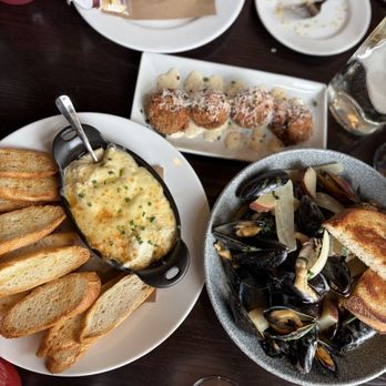 Gibbet Hill Grill - Crab dip, mussels, potato leek croquettes and clam chowder - New American Near Me - Groton, Massachusetts Gibbet Hill Grill - Crab dip, mussels, potato leek croquettes and clam chowder - New American Near Me - Groton, Massachusetts