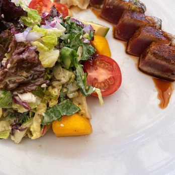 Houston's Restaurant - Sashimi Tuna Salad Lunch - American Near Me - Pompano Beach, Florida