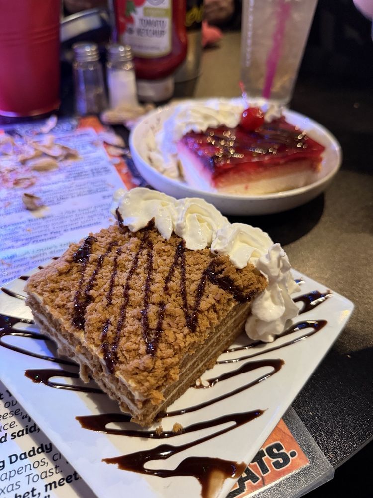 Louie's Public House Logo