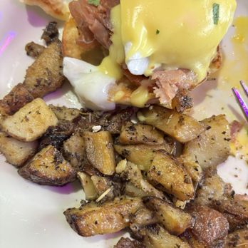 Pier 909 - Prosciutto Eggs Benedict - Italian Near Me - Colonial Beach, Virginia