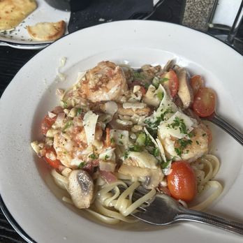 DaVinci's Eatery - Shrimp Scampi - I love pasta served hot and it was! - Italian Near Me - Lewiston, Maine