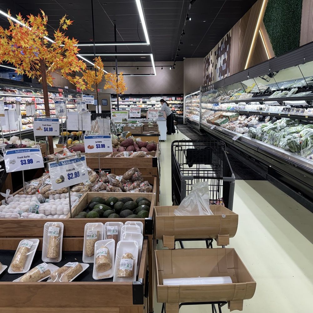 Mitsuwa Marketplace - Fresh produce section - Japanese Near Me - Edgewater, New Jersey Mitsuwa Marketplace - Fresh produce section - Japanese Near Me - Edgewater, New Jersey