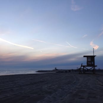 Lifeguard Stand 74 - Streaky clouds, Westerly winds - Beaches Near Me - Newport Beach, California Lifeguard Stand 74 - Streaky clouds, Westerly winds - Beaches Near Me - Newport Beach, California