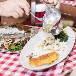 Trattoria L'Opera Siciliana - Es wird am Tisch Fisch Filetiert