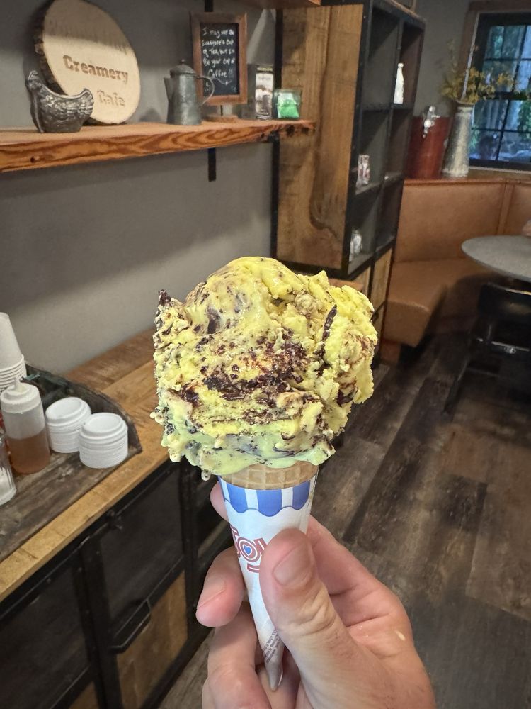 Pound Hill Creamery & Cafe Logo