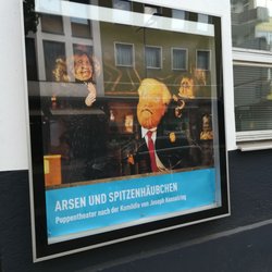 Theater der Stadt - "Arsen und Spitzenhäubchen" als Puppentheater, leider spiegeln sich die Häuser von gegenüber im Schaukasten