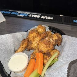 Shooters Sports Bar - Butter Pepper signature wings