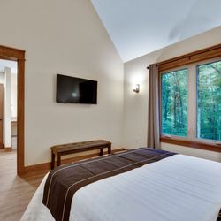 Gardens in the Gorge - Bedroom with access to the bathroom