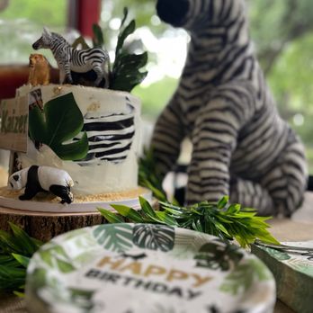 Nikki Nicole Events - Zoo Atlanta Birthday Party! Birthday cake and table decor - Wedding Planning Near Me Nikki Nicole Events - Zoo Atlanta Birthday Party! Birthday cake and table decor - Wedding Planning Near Me