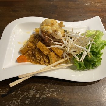 Tiny Pyramid - Lobster Pad Thai - Cafes Near Me - Honolulu, Hawaii