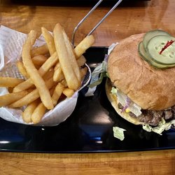 Blarney Stone Pub - Kelley burger with fries