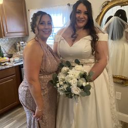 Almost Heaven Farm - Mother of the bride & bride in the bridal party suite.