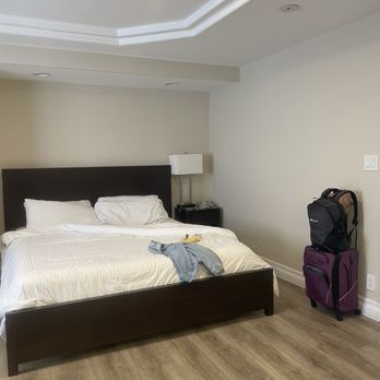 Wilshire Crest Hotel - Bedroom really good size. Queen bed. - Hotels Near Me - Los Angeles, California Wilshire Crest Hotel - Bedroom really good size. Queen bed. - Hotels Near Me - Los Angeles, California