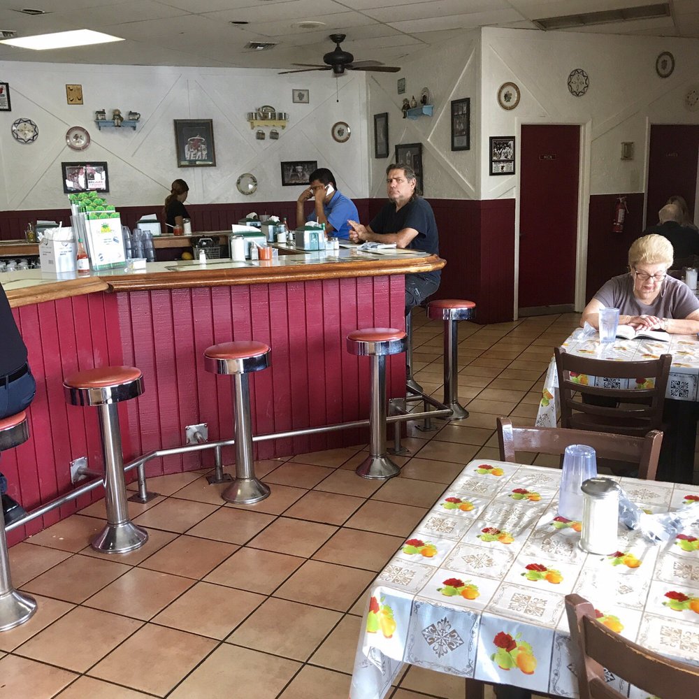Las Dos Palmas - Plenty of seating at the counter - Sandwiches Near Me - Miami, Florida