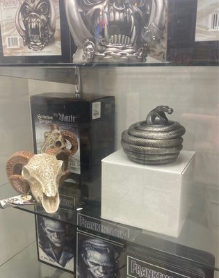 Hollywood Toys & Costumes by null