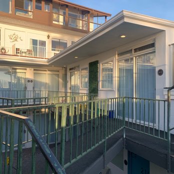 Bellanca Hotel - Walking to room - Hotels Near Me - Avalon, California