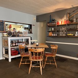 Main St Cafe - Cosy dining area