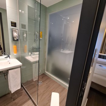 Super 8 - Shower - Hotels Near Me - Freiburg im Breisgau, BW