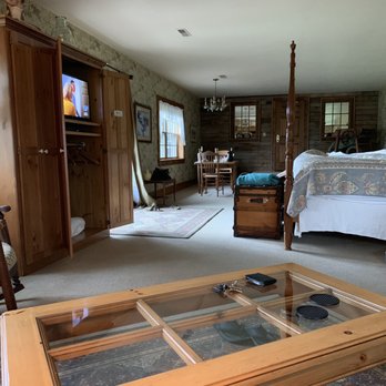 Chanticleer Guest House - 4 post bed and a whirlpool tub on the other side of it. - Bed & Breakfast Near Me - Sturgeon Bay, Wisconsin